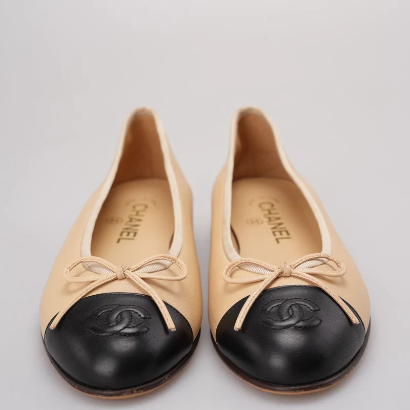 Chanel Classic Ballerinas aus Lammleder in Schwarzbeige, Größe 37