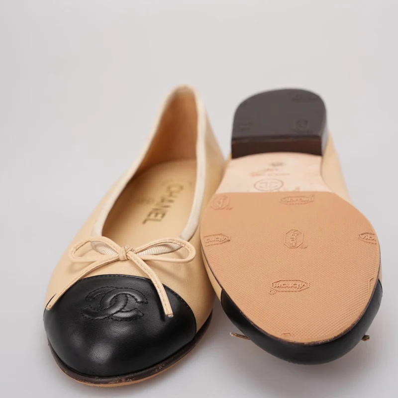 Chanel Classic Ballerinas aus Lammleder in Schwarzbeige, Größe 37