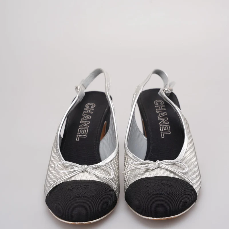 Chanel Woven Plastic Grosgrain Cap Toe CC Slingback Pumps in Schwarz und Silber 39.5