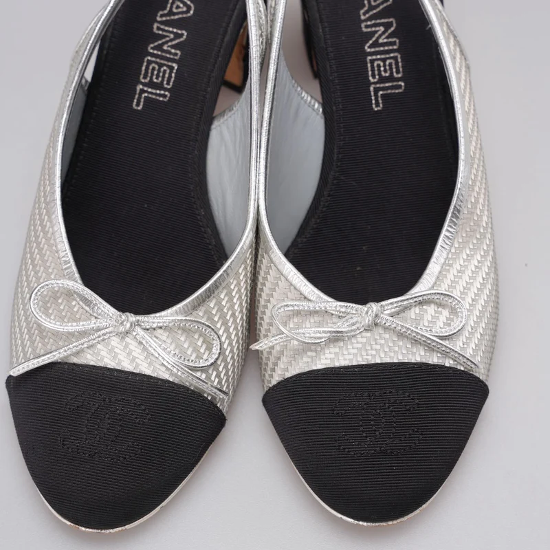 Chanel Woven Plastic Grosgrain Cap Toe CC Slingback Pumps in Schwarz und Silber 39.5