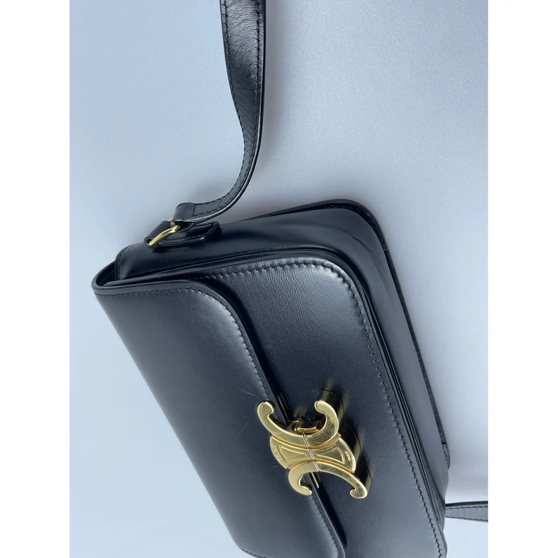 Celine Black Teen Triomphe Tasche aus glänzendem Kalbsleder mit goldenen Beschlägen