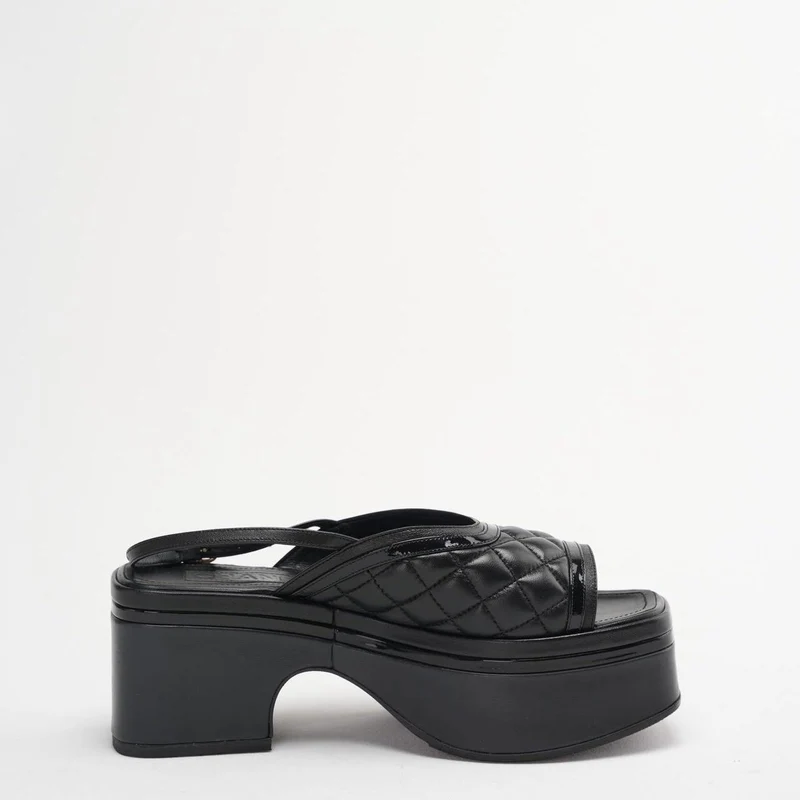 Chanel Schwarze Slingback-Sandalen aus gestepptem Leder, Größe 39