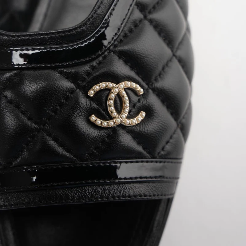 Chanel Schwarze Slingback-Sandalen aus gestepptem Leder, Größe 39