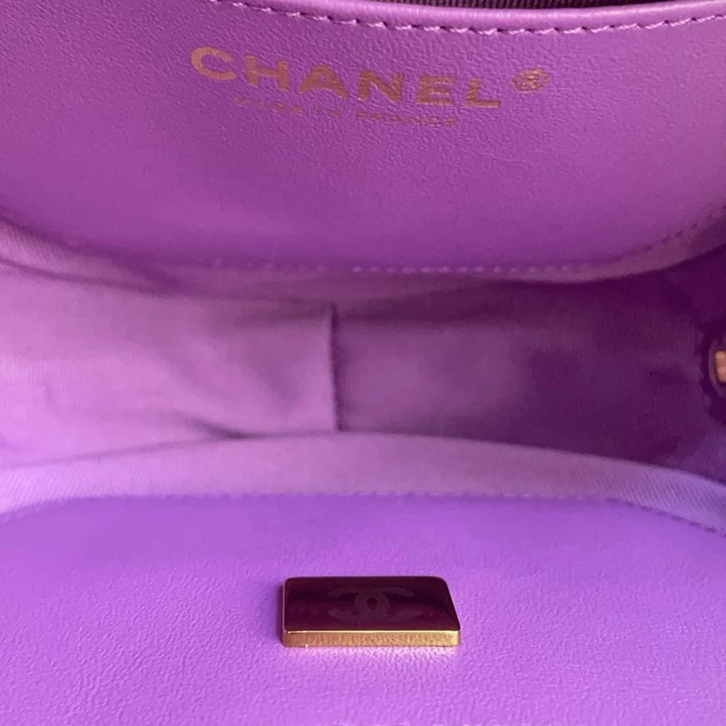 Chanel Lila CC in Love Herz Clutch aus Lammleder 2022