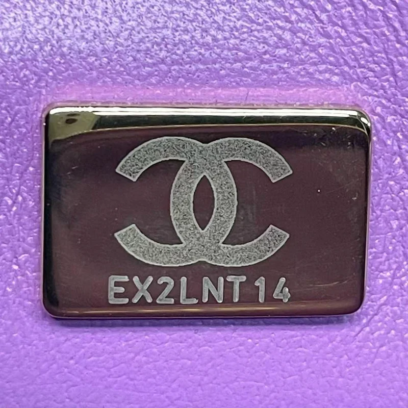Chanel Lila CC in Love Herz Clutch aus Lammleder 2022