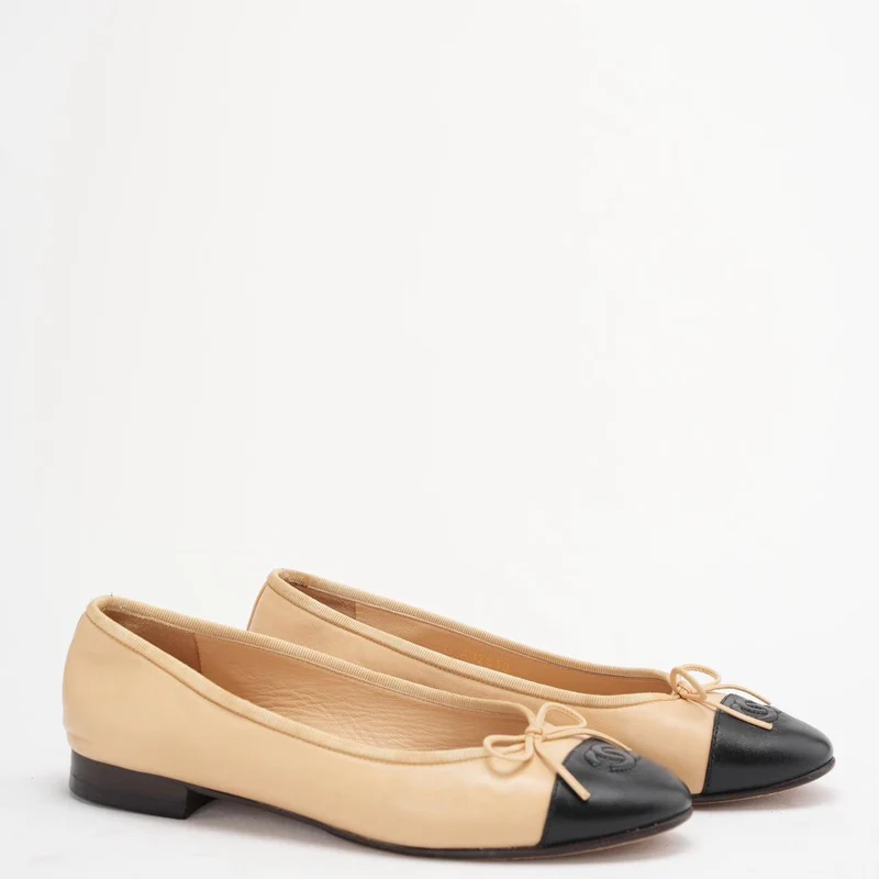 Chanel Beige / Schwarz Klassische Ballerinas aus Leder Größe 39