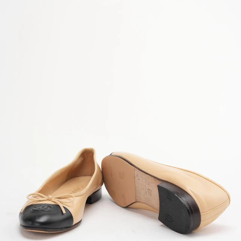 Chanel Beige / Schwarz Klassische Ballerinas aus Leder Größe 39