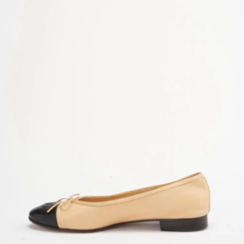 Chanel Beige / Schwarz Klassische Ballerinas aus Leder Größe 39