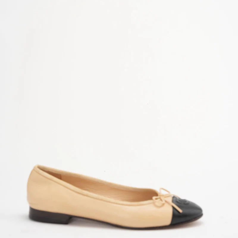 Chanel Beige / Schwarz Klassische Ballerinas aus Leder Größe 39