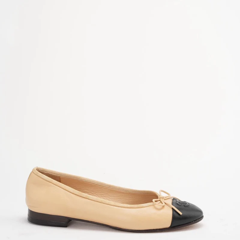 Chanel Beige / Schwarz Klassische Ballerinas aus Leder Größe 39