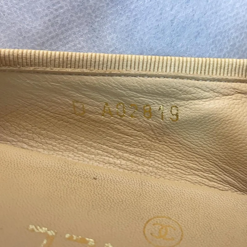 Chanel Beige / Schwarz Klassische Ballerinas aus Leder Größe 39
