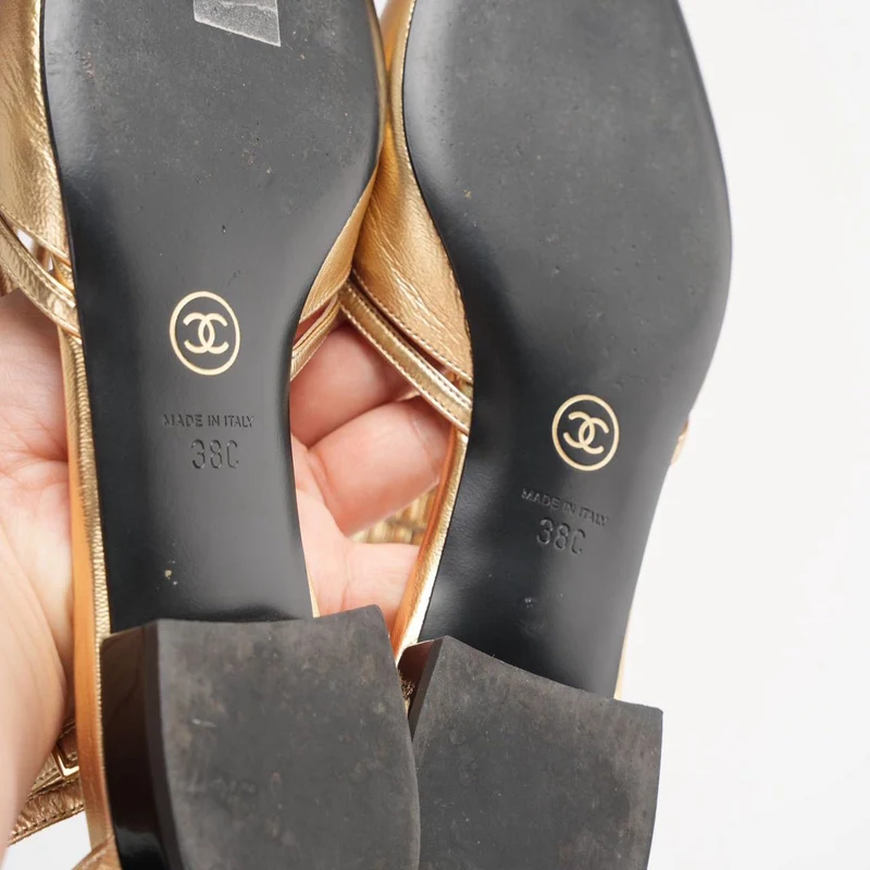 Chanel Gold Metallic Ledersandalen Größe 38C
