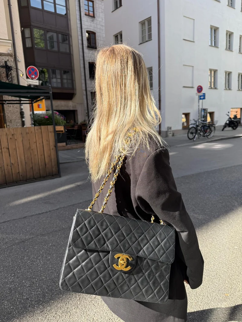 Chanel Vintage Schwarze Maxi Classic Flap Bag Lammleder 1991-1994