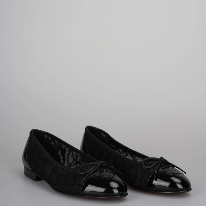 Chanel Ballerinas mit CC-Schleife und Kappe aus schwarzer Spitze und Lackleder, Größe 38