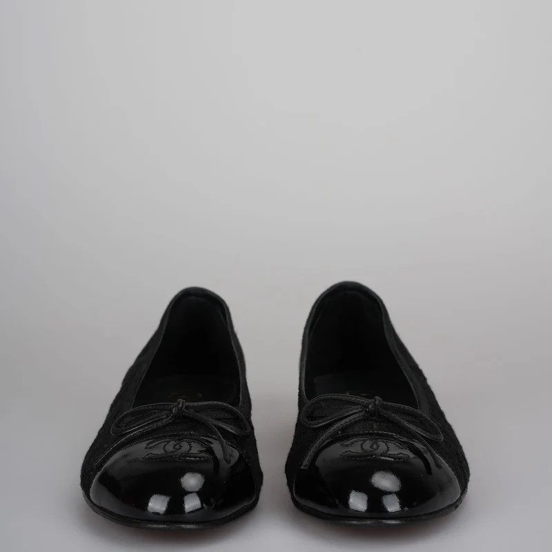 Chanel Ballerinas mit CC-Schleife und Kappe aus schwarzer Spitze und Lackleder, Größe 38
