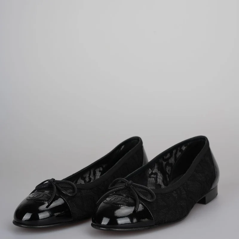 Chanel Ballerinas mit CC-Schleife und Kappe aus schwarzer Spitze und Lackleder, Größe 38