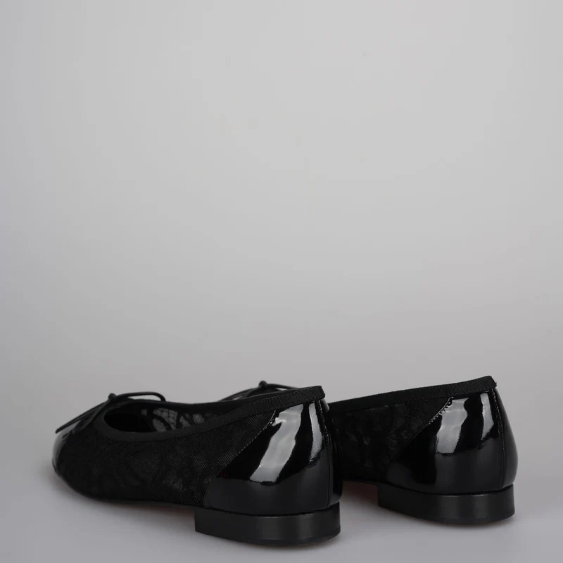 Chanel Ballerinas mit CC-Schleife und Kappe aus schwarzer Spitze und Lackleder, Größe 38