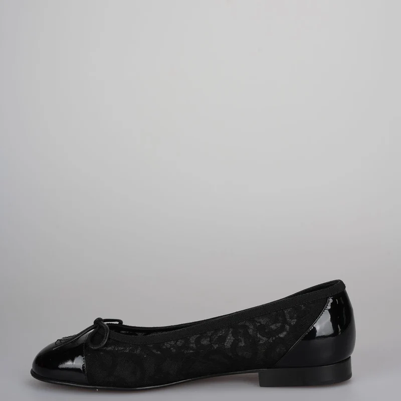 Chanel Ballerinas mit CC-Schleife und Kappe aus schwarzer Spitze und Lackleder, Größe 38