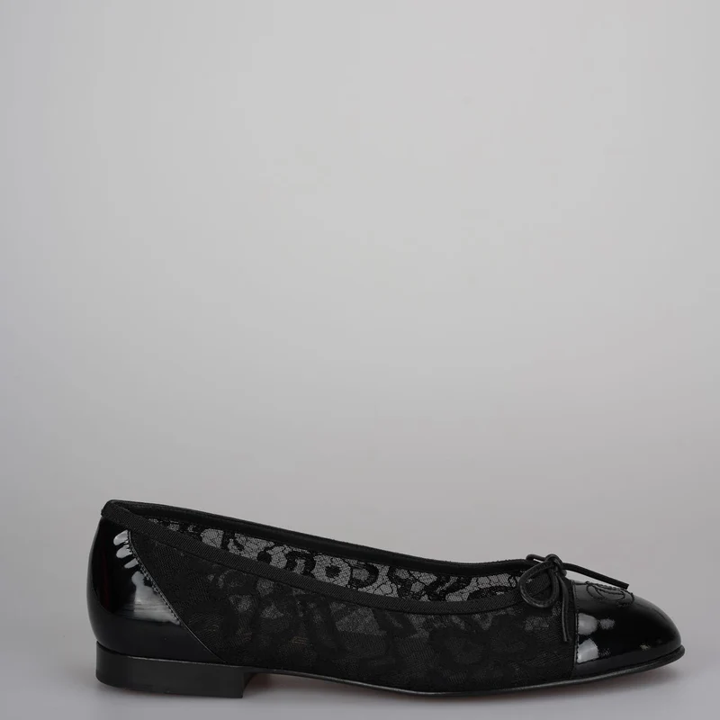 Chanel Ballerinas mit CC-Schleife und Kappe aus schwarzer Spitze und Lackleder, Größe 38