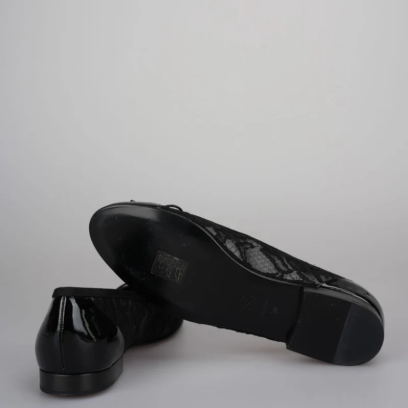 Chanel Ballerinas mit CC-Schleife und Kappe aus schwarzer Spitze und Lackleder, Größe 38