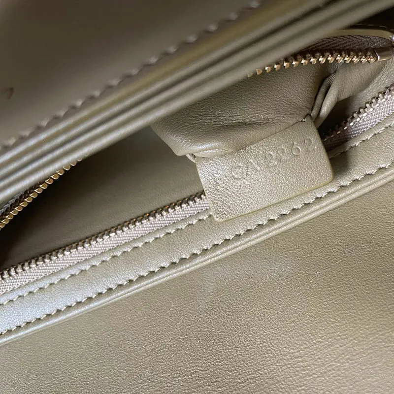 Celine Classic Triomphe Tasche aus glänzendem Kalbsleder in Rauchbraun
