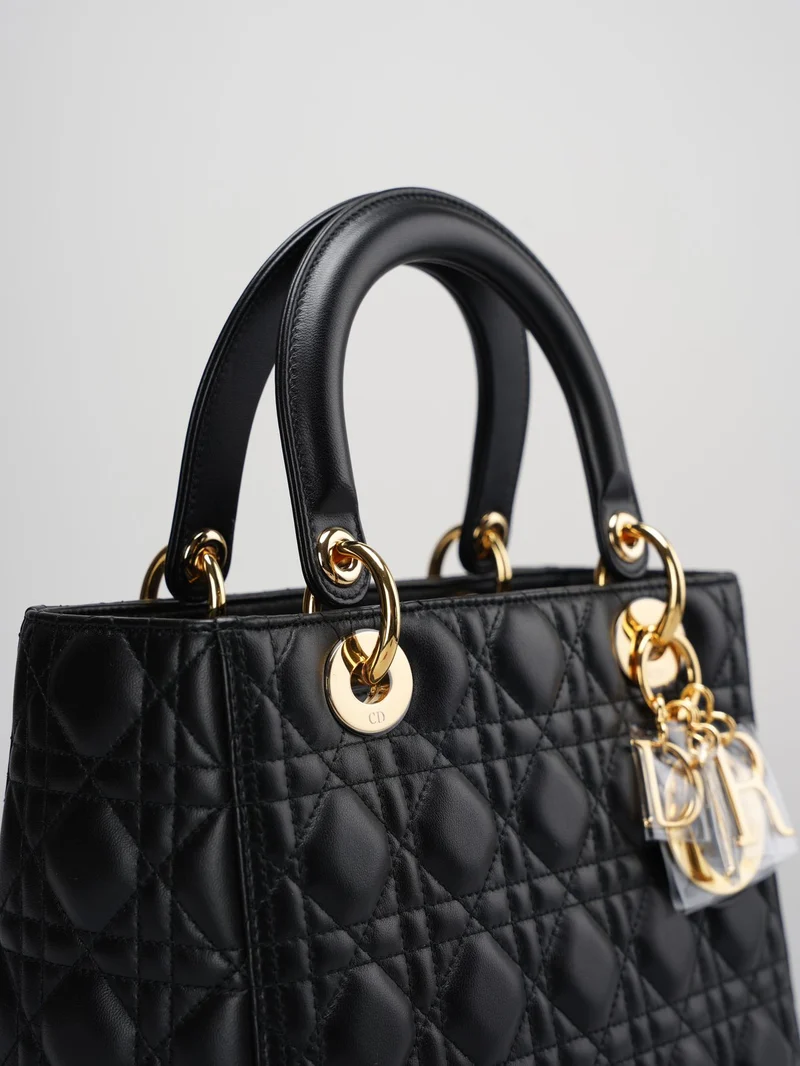 Schwarze mittelgroße Tasche von Christian Dior aus Cannage-Lammleder mit goldenen Beschlägen