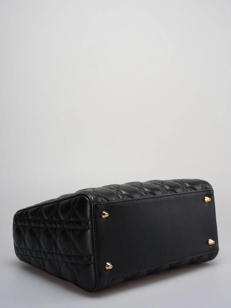 Schwarze mittelgroße Tasche von Christian Dior aus Cannage-Lammleder mit goldenen Beschlägen