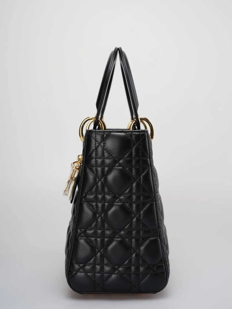 Schwarze mittelgroße Tasche von Christian Dior aus Cannage-Lammleder mit goldenen Beschlägen