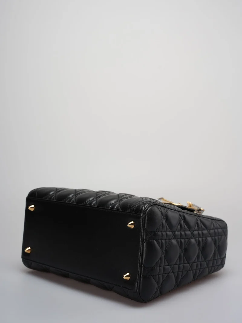 Schwarze mittelgroße Tasche von Christian Dior aus Cannage-Lammleder mit goldenen Beschlägen