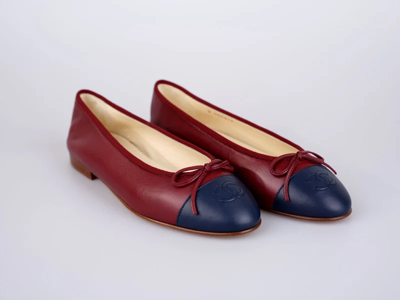Chanel Ballerinas aus burgunderfarbenem Leder mit CC-Schleife und Kappe, Größe 38.5