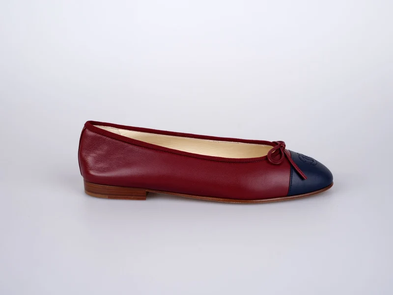 Chanel Ballerinas aus burgunderfarbenem Leder mit CC-Schleife und Kappe, Größe 38.5