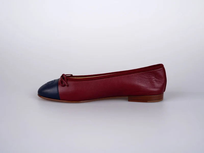 Chanel Ballerinas aus burgunderfarbenem Leder mit CC-Schleife und Kappe, Größe 38.5