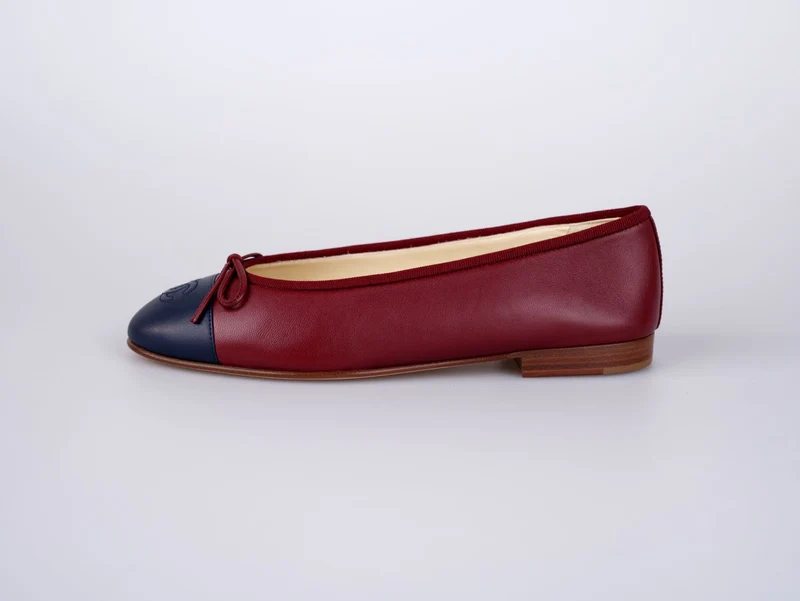 Chanel Ballerinas aus burgunderfarbenem Leder mit CC-Schleife und Kappe, Größe 38.5
