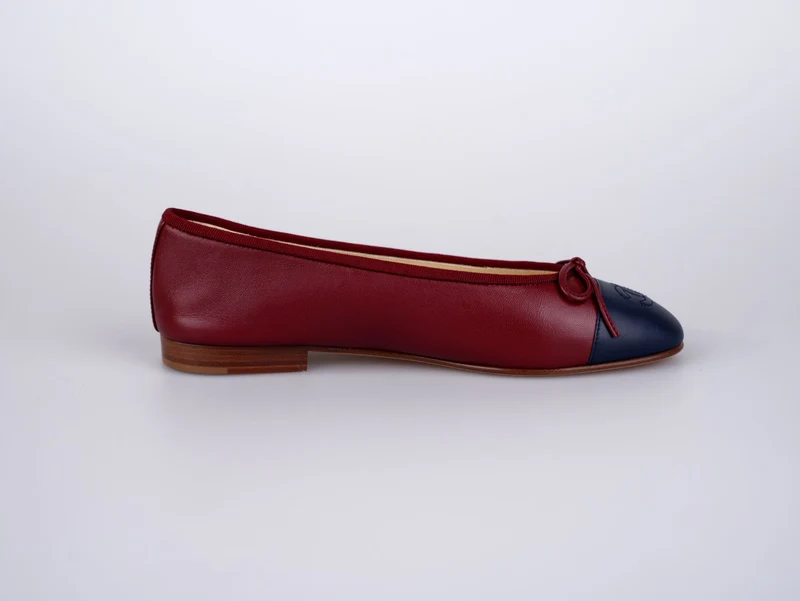Chanel Ballerinas aus burgunderfarbenem Leder mit CC-Schleife und Kappe, Größe 38.5