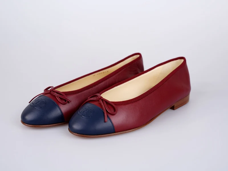 Chanel Ballerinas aus burgunderfarbenem Leder mit CC-Schleife und Kappe, Größe 38.5