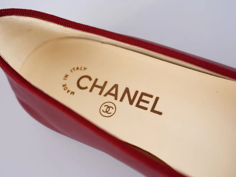 Chanel Ballerinas aus burgunderfarbenem Leder mit CC-Schleife und Kappe, Größe 38.5