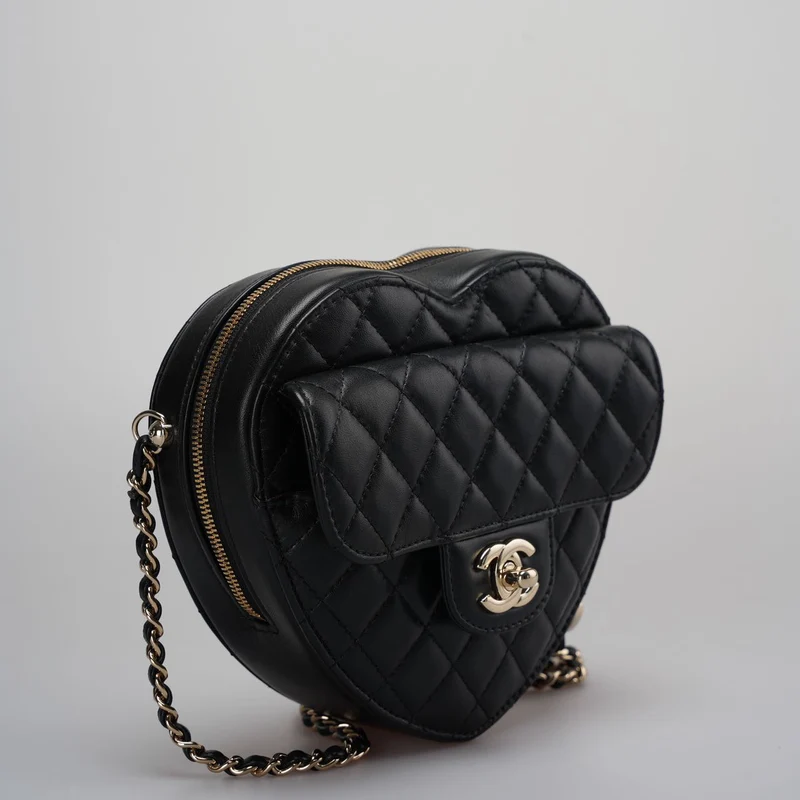 Chanel – CC In Love – Große Clutch aus gestepptem Lammleder mit Herz und Kette in Schwarz