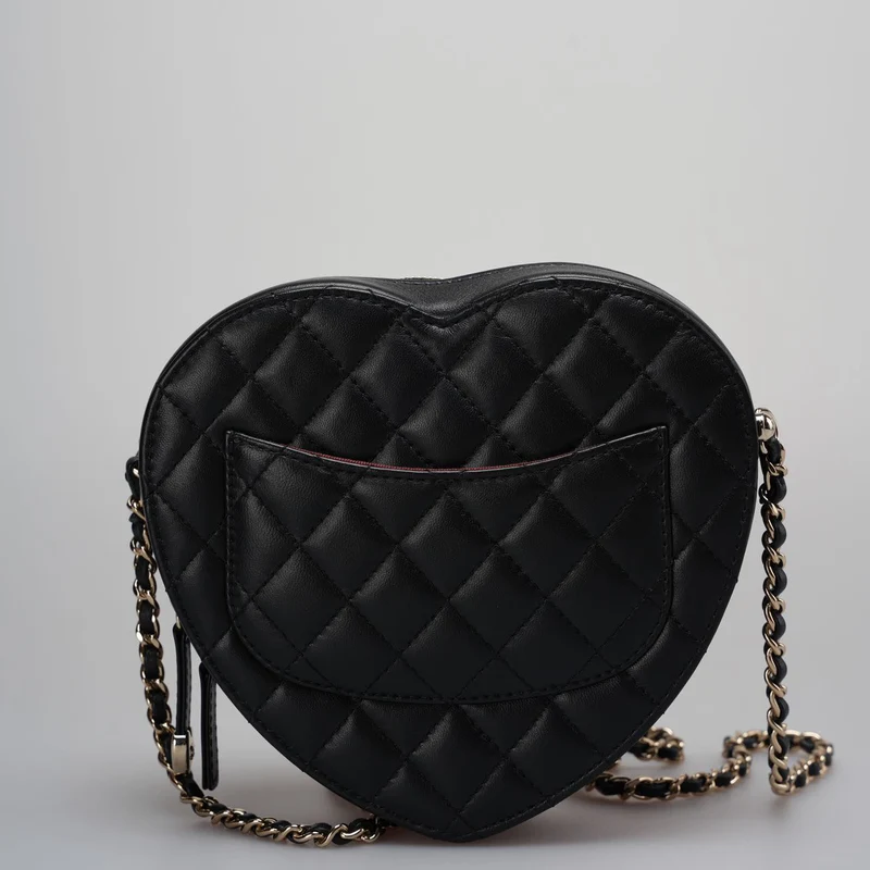 Chanel – CC In Love – Große Clutch aus gestepptem Lammleder mit Herz und Kette in Schwarz