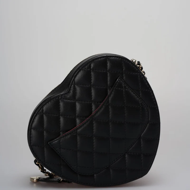 Chanel – CC In Love – Große Clutch aus gestepptem Lammleder mit Herz und Kette in Schwarz