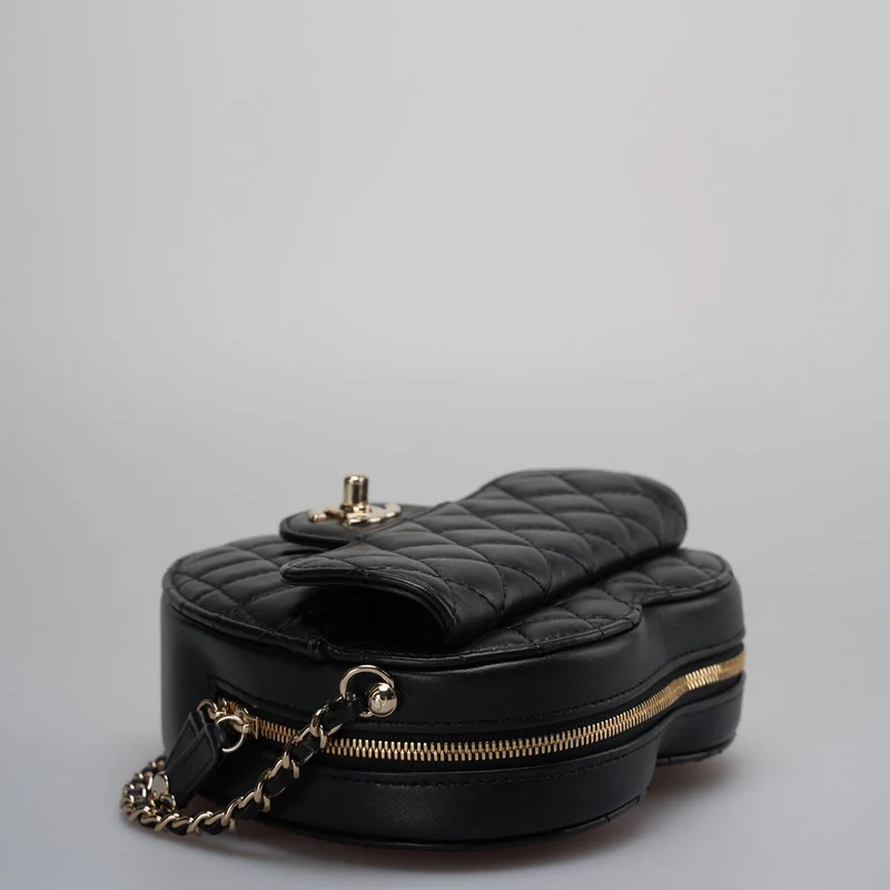 Chanel – CC In Love – Große Clutch aus gestepptem Lammleder mit Herz und Kette in Schwarz