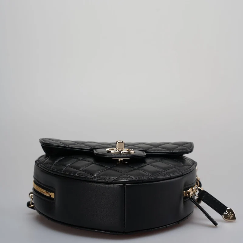 Chanel – CC In Love – Große Clutch aus gestepptem Lammleder mit Herz und Kette in Schwarz
