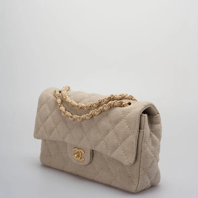 Chanel – Timeless – Gesteppte mittelgroße Klappe aus Leinen in Beige