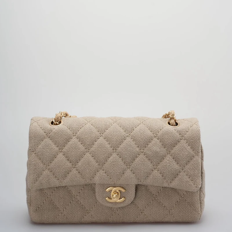 Chanel – Timeless – Gesteppte mittelgroße Klappe aus Leinen in Beige