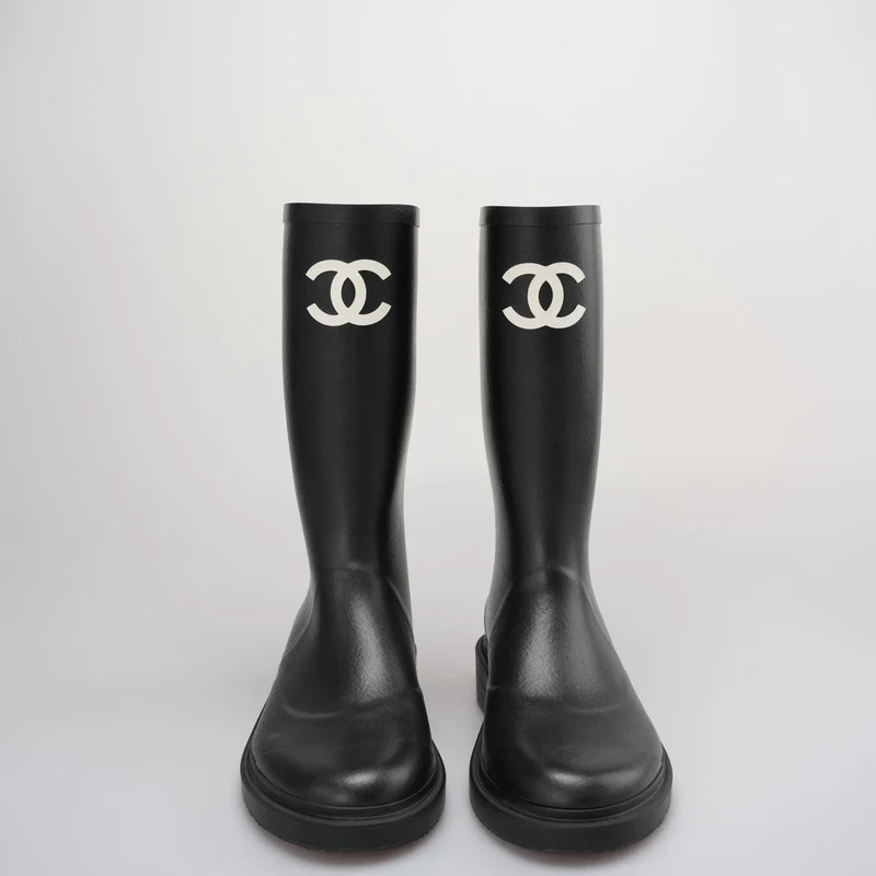 Chanel Classic Regenstiefel in Schwarz und Weiß mit CC-Logo, Größe 39q