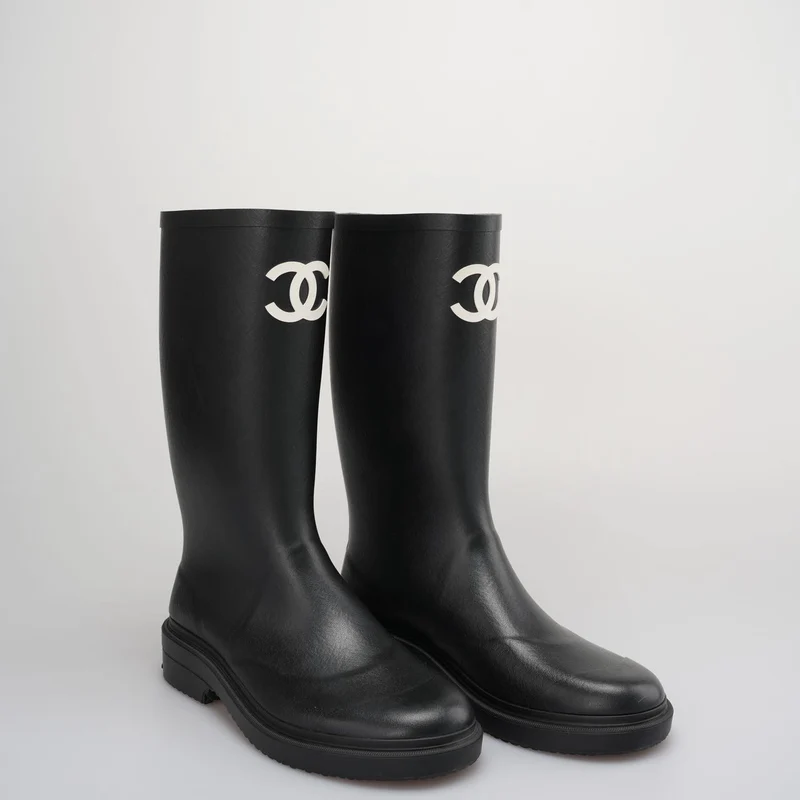 Chanel Classic Regenstiefel in Schwarz und Weiß mit CC-Logo, Größe 39q
