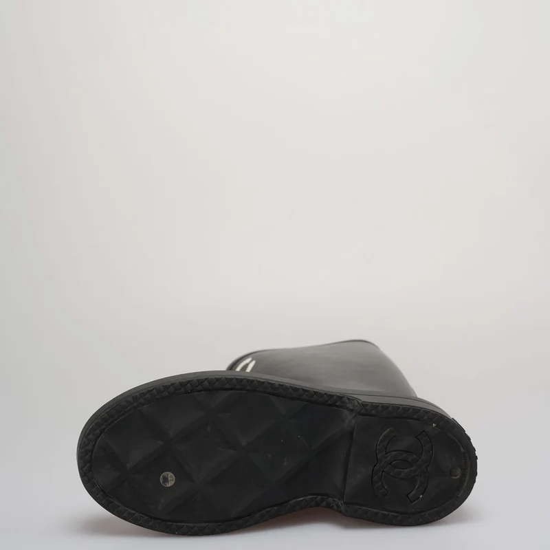 Chanel Classic Regenstiefel in Schwarz und Weiß mit CC-Logo, Größe 39q