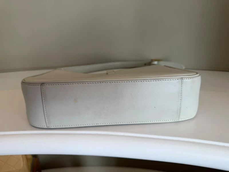 Saint Laurent Le 5 à 7 Schultertasche aus Leder in Cremeweiß mit goldener Hardware