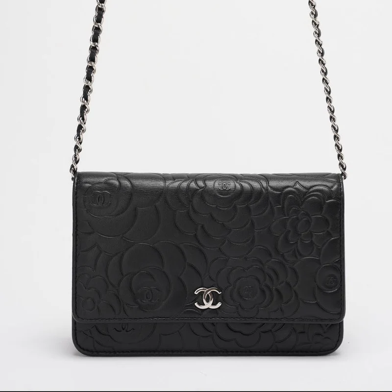 Chanel Geldbörse mit Kette (Woc) Kamelie Schwarzes Lammleder Silber Hardware