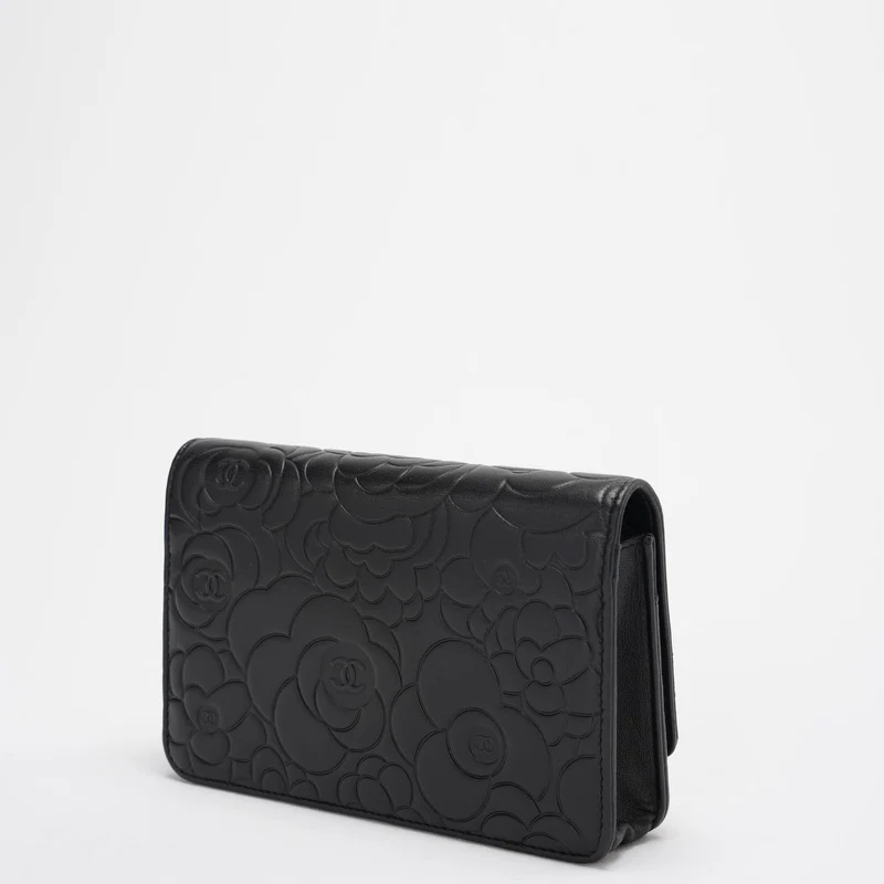 Chanel Geldbörse mit Kette (Woc) Kamelie Schwarzes Lammleder Silber Hardware