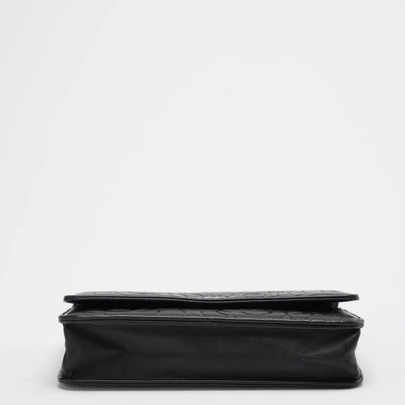 Chanel Geldbörse mit Kette (Woc) Kamelie Schwarzes Lammleder Silber Hardware